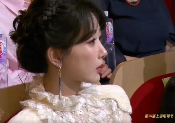 杨紫摘“白玉兰视后”的瞬间！杨幂笑出了女演员间的另一种美好
