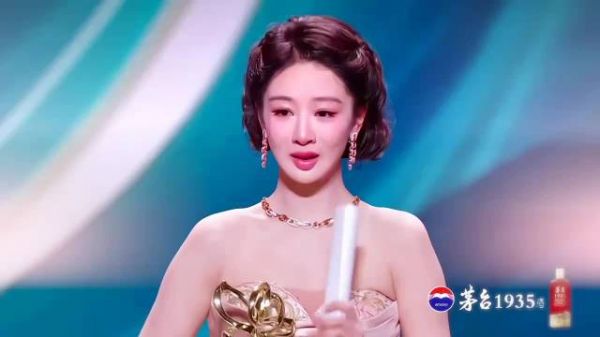 杨紫在白玉兰，闪闪发光！超美