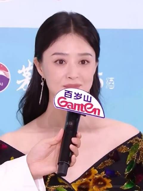 蒋欣果然名不虚传！“娘娘”气场全开，主持人瞬间被镇住