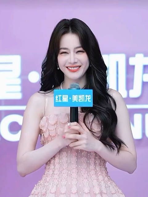 迪丽热巴迎来了夏日最佳赏味期，笑起来好甜好美