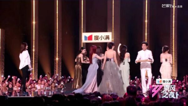 我天…全场观众都在喊“递菜人” 浪姐总决赛妆造