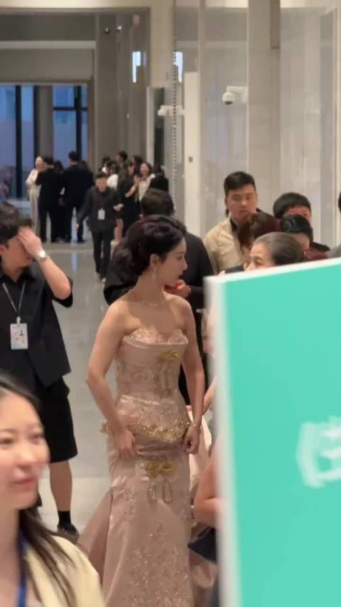 聊得好开心！白玉兰红毯