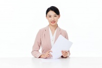 结了婚的女人要是发了疯地想一个男人，基本上不会直接联系，而是会给你放出三个信号