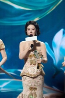 孙俪杨幂惜败，杨紫获白玉兰最佳女主角奖，泪洒现场感谢父母：女儿没有让你们失望；众星发文祝福： 太棒了！你值得！
