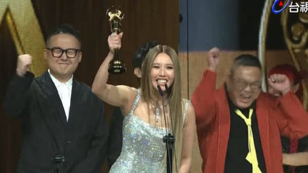 黄丽玲获GMA年度歌曲奖，感谢团队激动捧杯