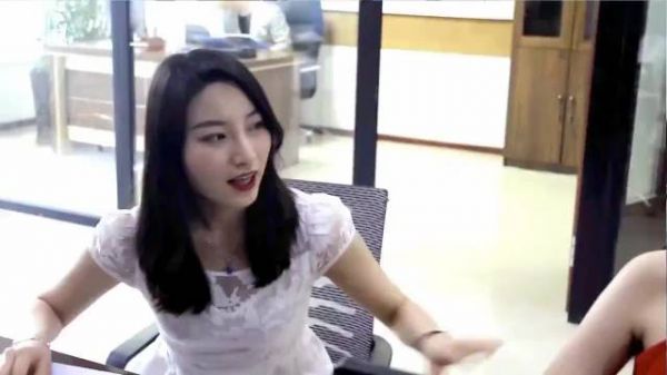 两个女子打赌让老公抱一下，白衣女子中计了