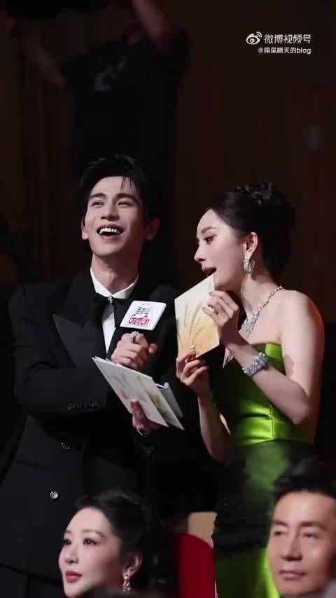 杨幂反套路喊张凌赫张哥，高情商互动引爆白玉兰颁奖礼