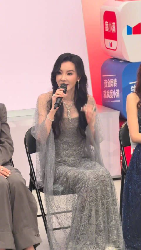 萧蔷获乘风席位自称女神，现场秀pose传递真善美