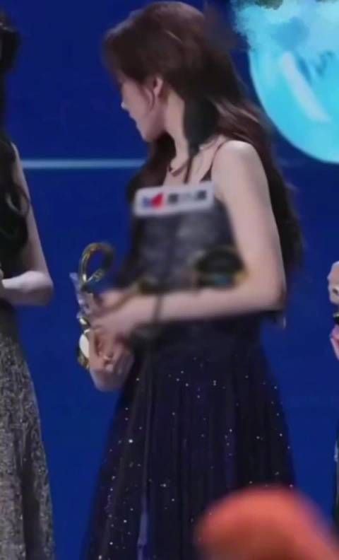 张月获年度队长后转身将奖杯递给未成团陈瑶