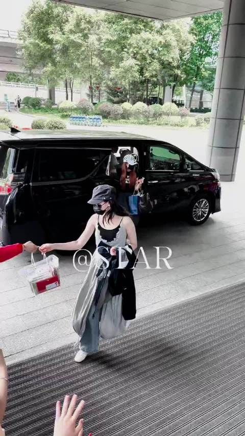 迪丽热巴与粉丝合唱追光者，互动收信显温情