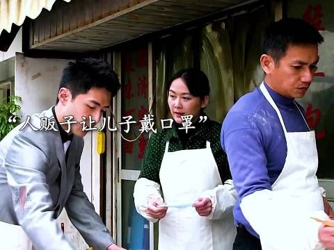 人贩子每天都让儿子戴口罩，只为不让人认出来…….