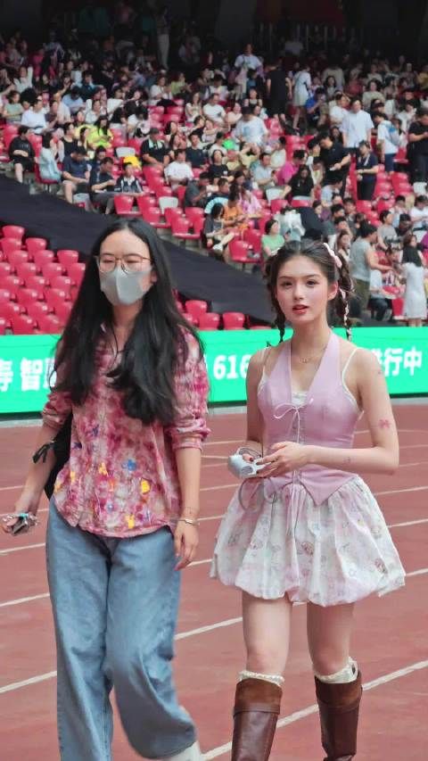 艾米首看周杰伦演唱会偶遇杨迪同场欢乐互动