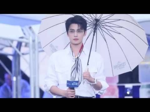 杨洋参加军艺同学聚会状态佳