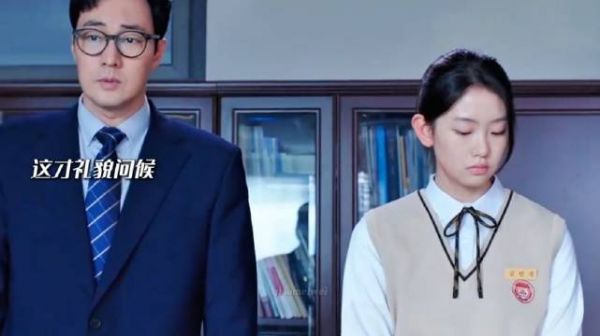 隐藏大佬女儿遇害后现身学校