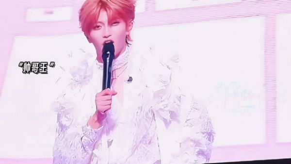 演唱会结束后等着被陈俊宇拿着电棒电吧