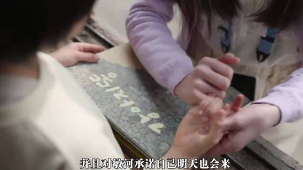 女孩把童话书留在窗边，一字一句给被困的小朋友讲故事