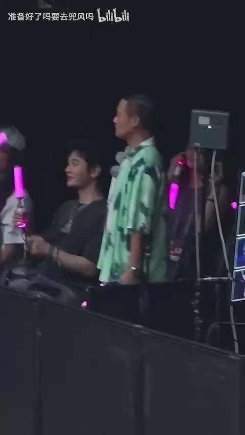 王俊凯缺席周杰伦演唱会参加中餐厅团建
