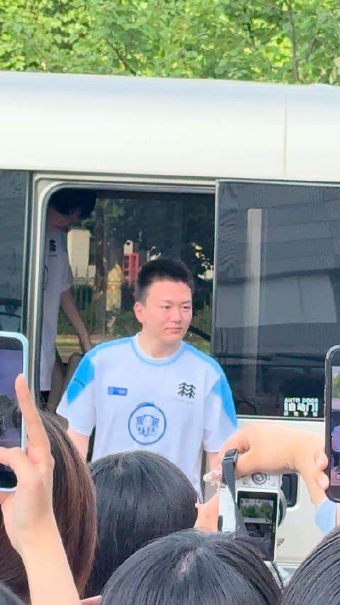 老摆真火 脱粉回踩了