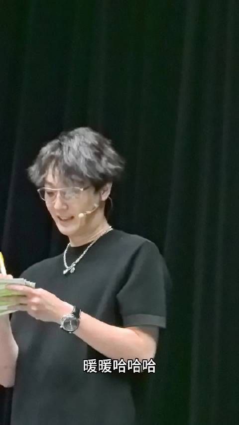 李明磊自嘲笑声背后，光鲜之下仍努力