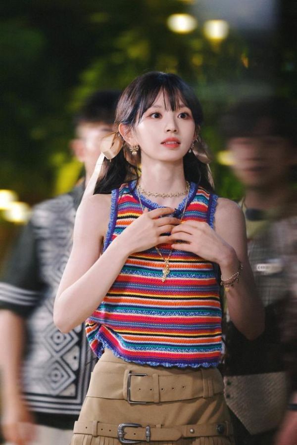 搜狐娱乐讯 近日，田曦薇一组美照释出，她身穿彩虹条纹无袖上衣配卡其色百褶裙，扎双马尾可爱灵动，复古甜酷，元气满满。