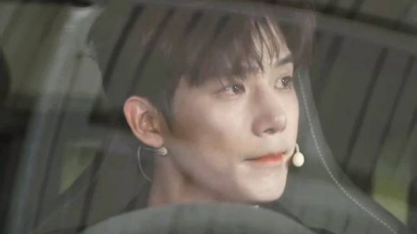 “诶~安全带~” 哥哥要开车带我去兜风