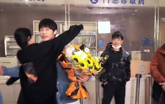 白宇白玉兰颁奖现场赠花杨幂
