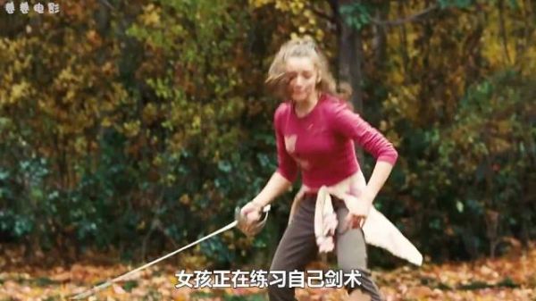 女孩对着空气练习剑术，竟然砍出绿色的鲜血