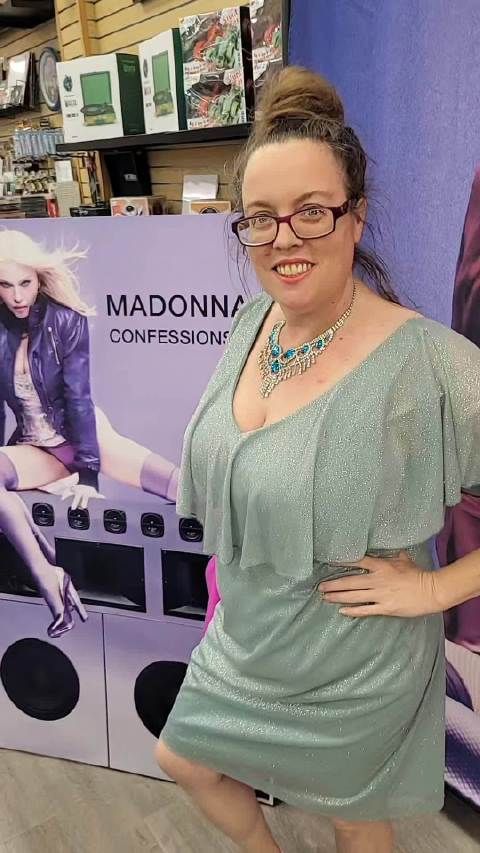 唱片店拍片宣传 Madonna 新专辑 / 短片走红网络