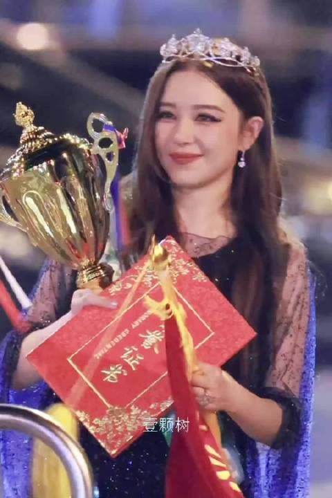 自带女王气场，自信大方，我真的好爱这样的阚清子啊