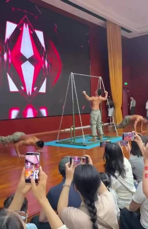 为庆祝香港回归29周年，军营举行开放日活动... 驻港部队的PLA真的在炫耀武力