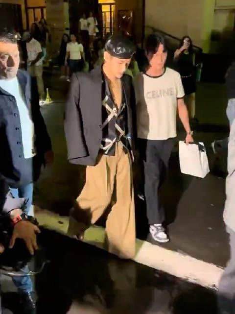 这闪光灯闪的，但他丝毫没有怕，想当从容，天生Star Boy 啊