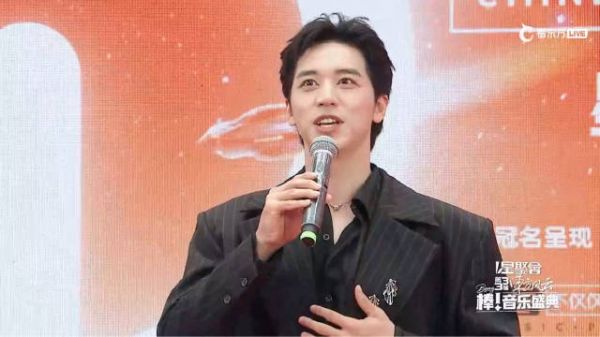 许魏洲东方风云榜红毯采访全程 许魏洲黑色竖条纹风衣 好帅气