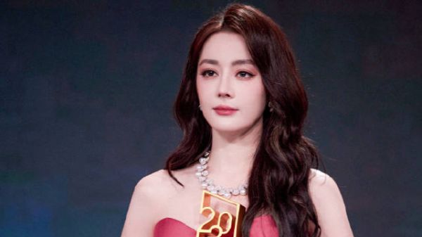 迪丽热巴用玫瑰诠释女性力量