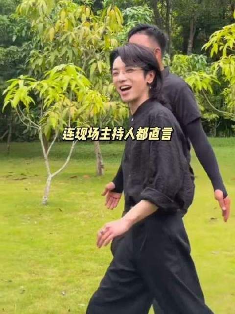 这般温润如玉、谈吐从容的华晨宇，谁见了不悄然心动、深深折服？