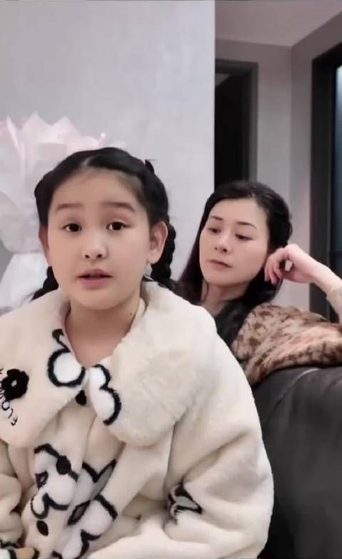 “确实没看过你妈妈演的剧，但是看过你爸爸演的剧！”