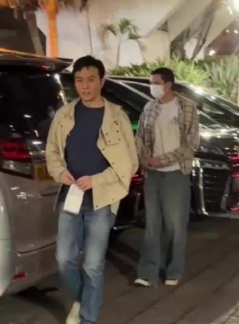 张智霖为儿子魔童英国买房又转学纽约学吉他