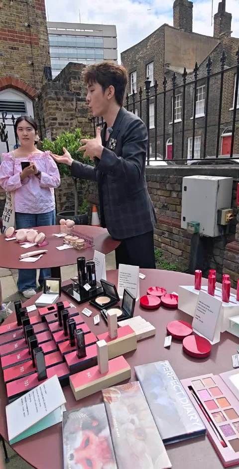 哈哈哈哈哈李佳琦直播间走进现实版