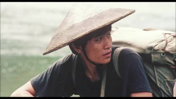 《那山那人那狗》儿子背父过溪引共鸣