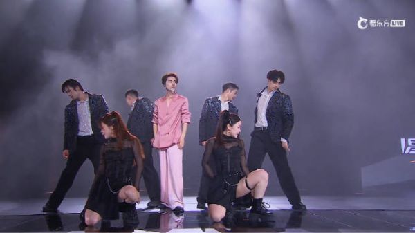 伯远东方风云榜唱跳舞台演绎《该怎么说》