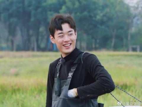 短头发少熙一整个青春男大！下雪擦玻璃那段有人能懂吗