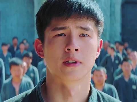小伙在监狱被黑老大欺负，上海王母亲来救他…..