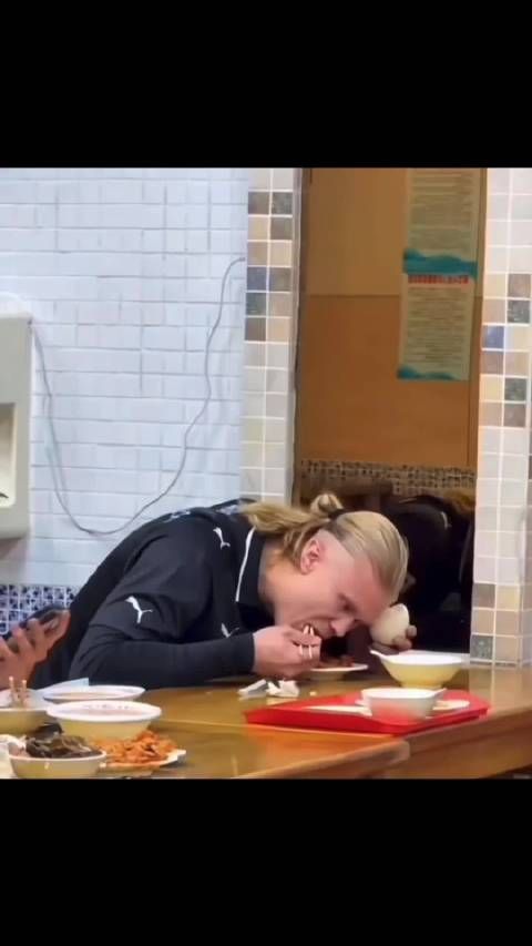 哈兰德吃饭的时候照镜子被自己吓一大跳，哈哈哈，真的太可爱了