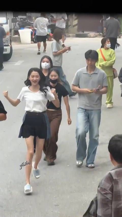 关晓彤片场小跑迎接父亲探班