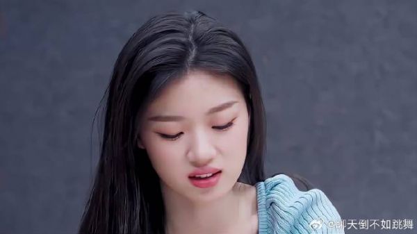 单依纯的操作太好玩了 她挑战不了的地方，让别人去挑战！