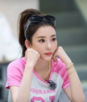 方媛带俩女儿逛街，五官漂亮但衣品有待提升，个矮被指没什么气场