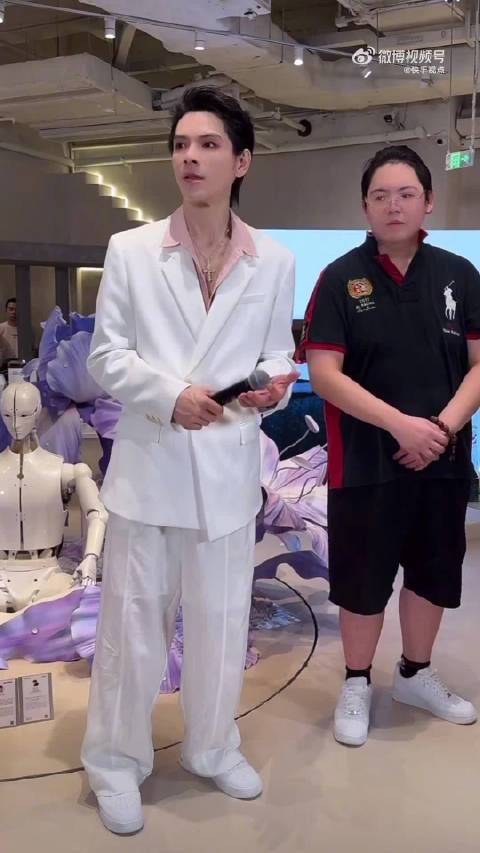 向佐粉丝见面会现场求职获CEO面试邀约