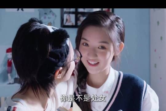 母亲偷听女儿和闺蜜悄悄话被当场吓傻