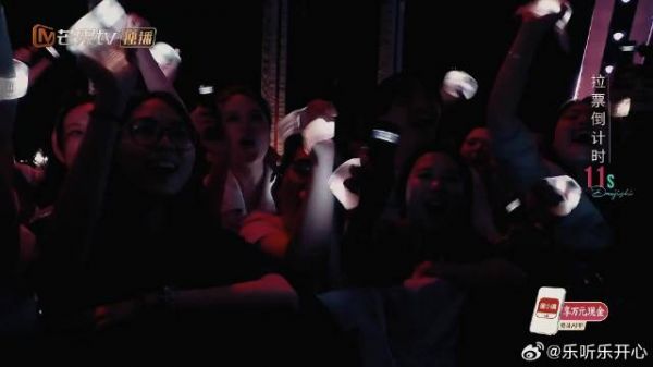 女神开嗓还拉票，最后全场被美到举牌