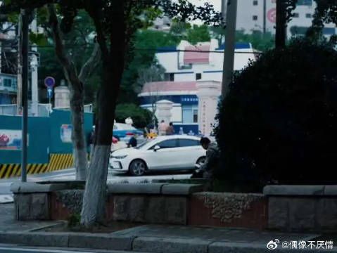 生活总是这么无情，把每个人的幸福一点点抽离