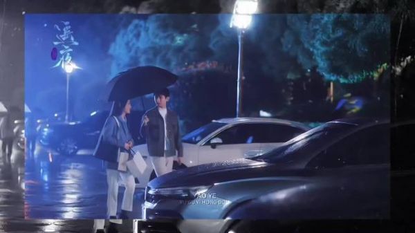 女子发文向往体贴男友开车门撑伞